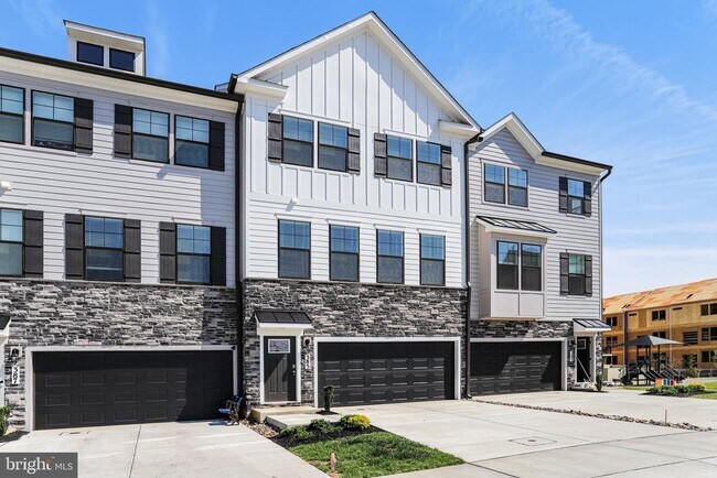Building Photo - 385 Ensemble Wy