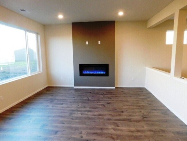 Building Photo - 4Bd/2.5 Ba Two Story Home - Available to View!