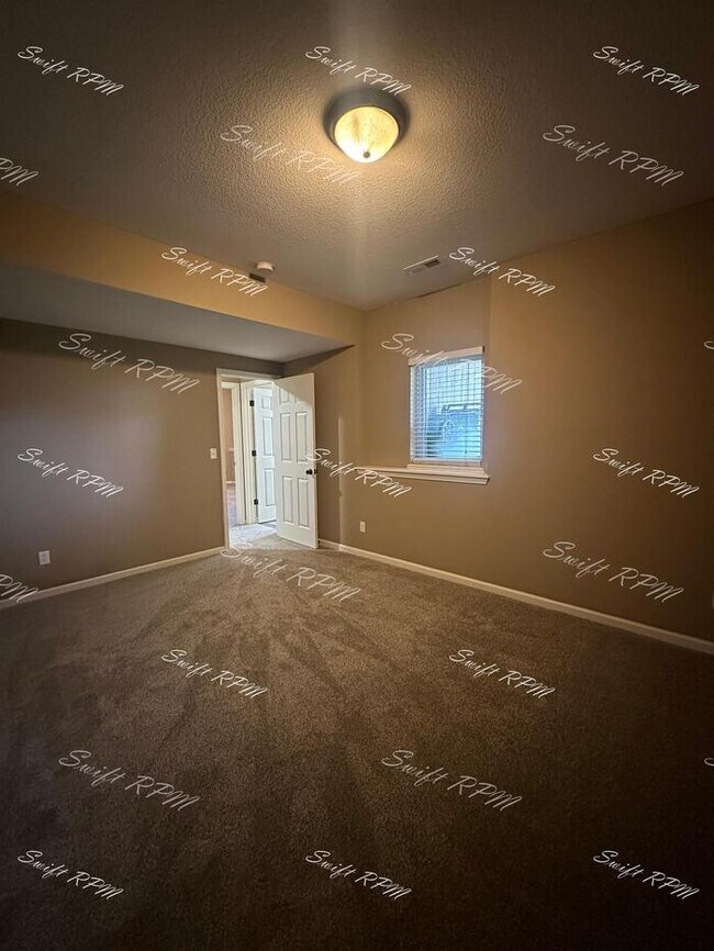 Building Photo - 9030 Meadow View Dr