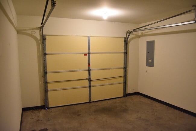 Building Photo - End Row Townhome w/ Garage