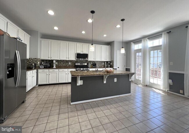 Building Photo - 8819 Blue Royale Ln