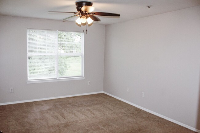 Building Photo - MOVE IN NOW !! Spacious 2bd 2ba on 3rd flo...