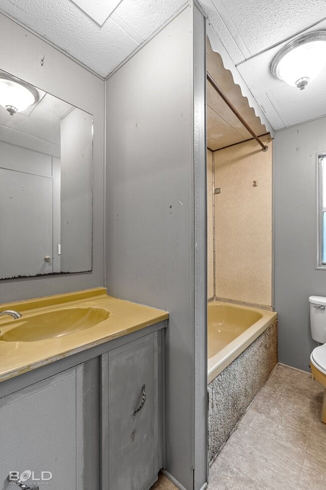 Building Photo - 589 N Main St