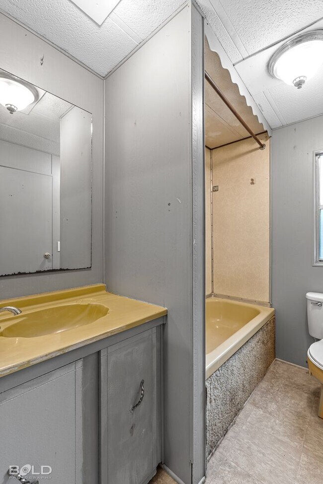 Building Photo - MOVE IN SPECIAL HALF OFF FIRST MONTHS RENT