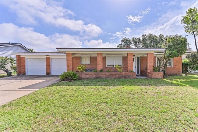 Primary Photo - 2920 Heron Dr
