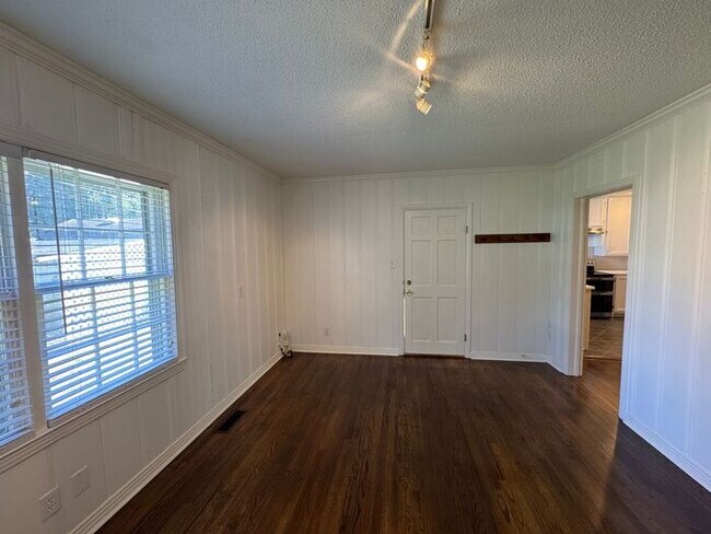 Building Photo - Medical District Location, Fenced Yard, an...