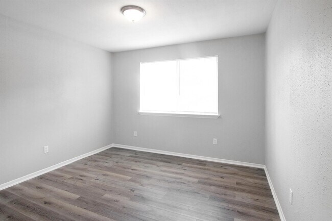 Building Photo - 23710 Farm Hill Dr