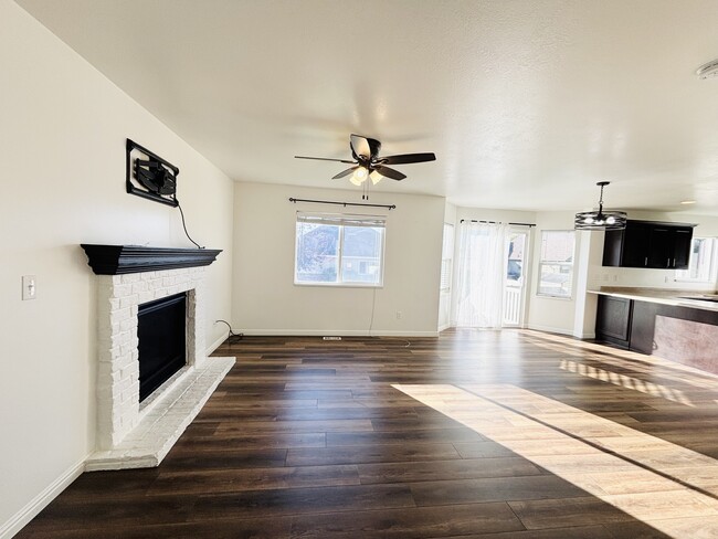 Building Photo - 1094 1825 W