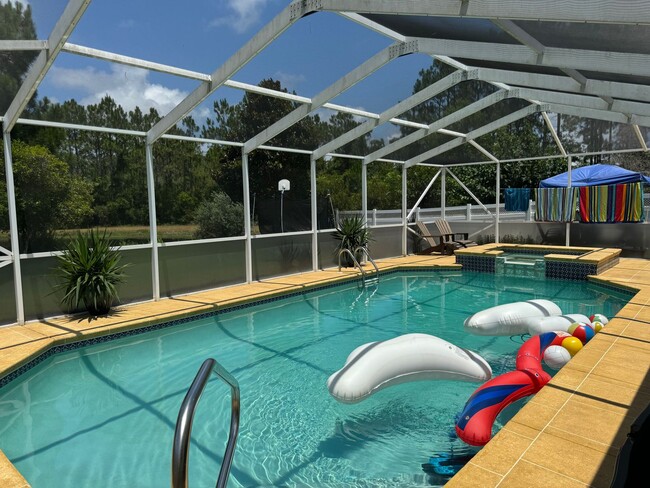 Building Photo - 4 bed 2bath with Pool