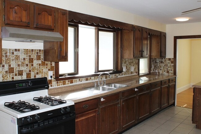 Building Photo - 242 Newbury Ave