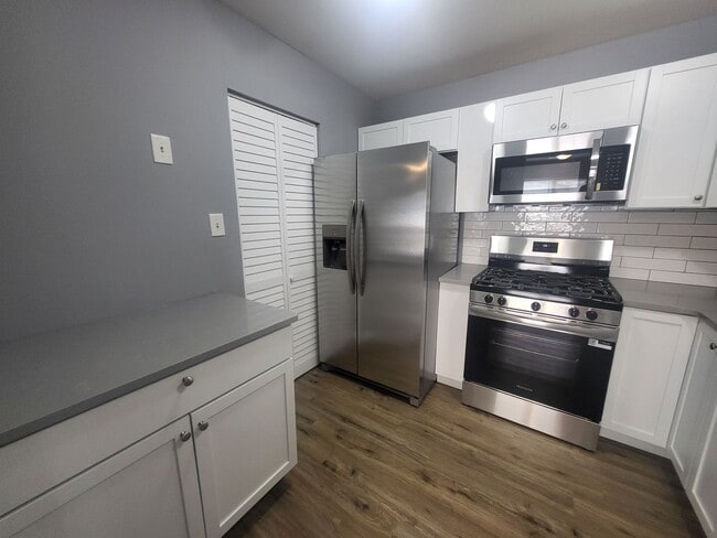 Building Photo - Wellington Woods II - 3BR/2.5BA End-Unit T...