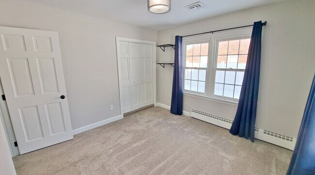 Building Photo - 3 Bed / 1-1/2 Bath Single Family Home w/2-car garage