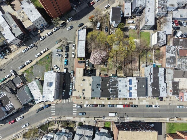 Building Photo - 233 1/2 Summit Ave