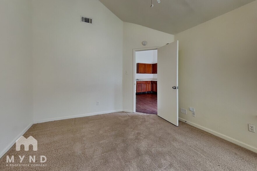 Building Photo - 10002 Green Valley Ln