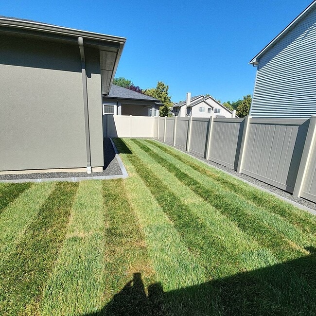 Building Photo - Fantastic Townhome in Downtown Meridian!