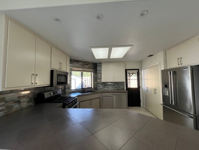 Building Photo - 946 St Ann Dr