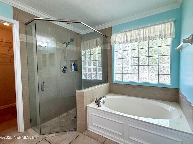 Building Photo - 12196 Lake Fern Dr