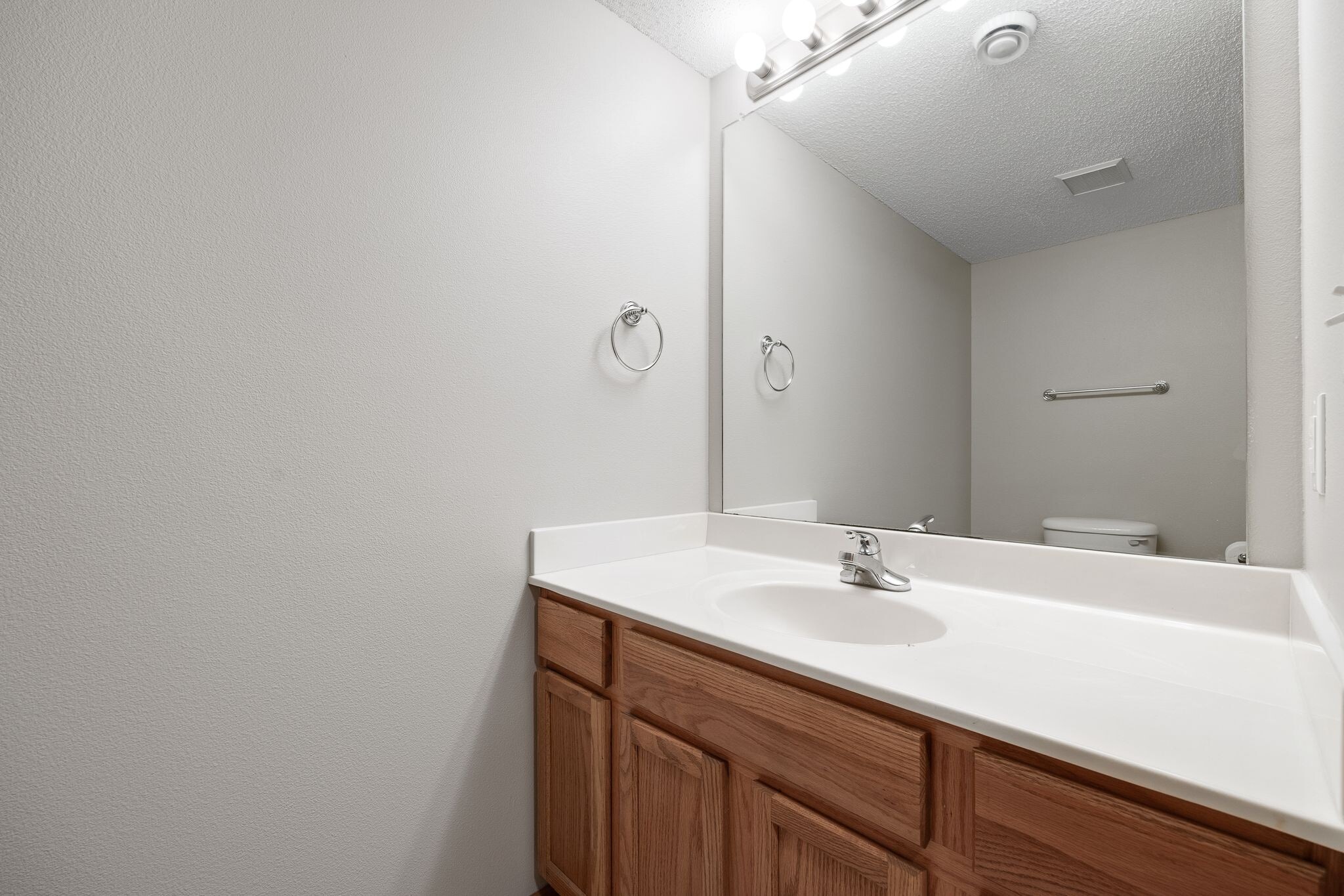 Building Photo - 533 E Goldfinch Dr