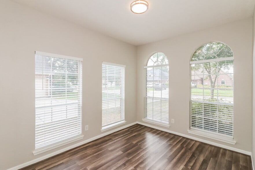 Building Photo - 15526 Oxenford Dr