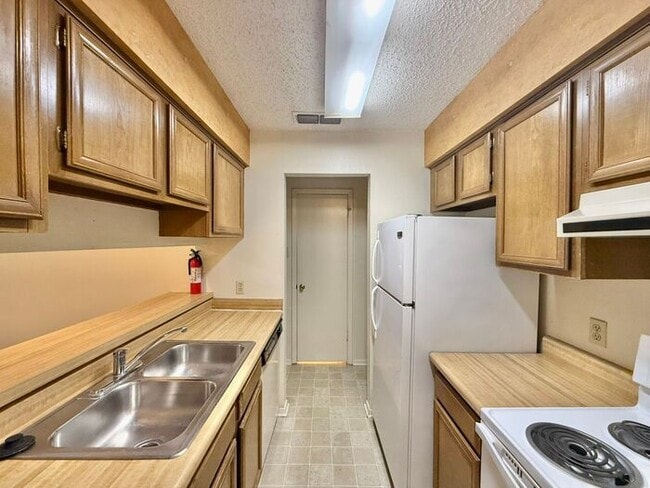 Building Photo - 1 Bed 1 Bath, Upstairs Apartment Unit at Heritage West!