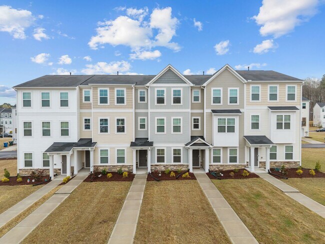 Building Photo - Raleigh Living Made Easy – 3BR Townhome w/ Amenities & Prime Location