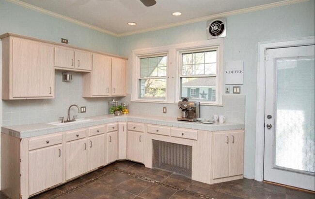 Building Photo - 2141 Seminole St