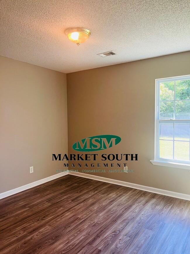 Building Photo - **COMING SOON!!** 4 Bedroom Beauty