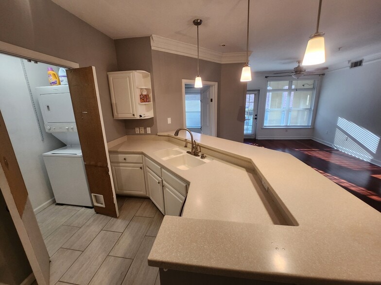 Building Photo - 955 Juniper St NE