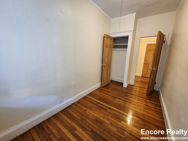 Building Photo - 248 Kelton St