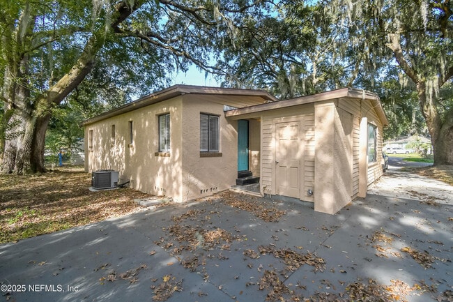 Building Photo - 1220 Adrian Ct