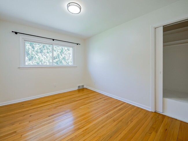 Building Photo - Spacious 3BR Home with Expansive 1-Acre Lot!