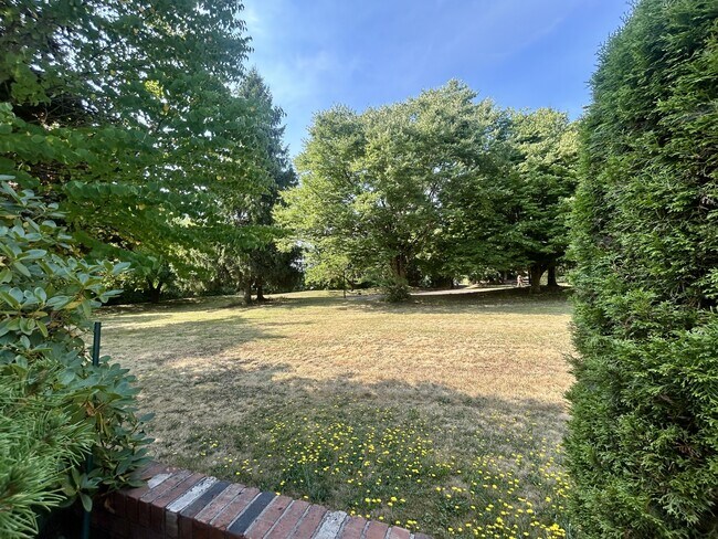 Building Photo - 560 E Maberry Dr