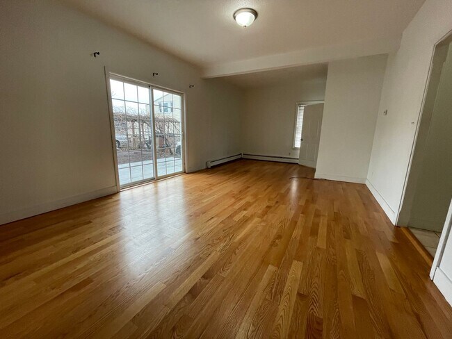 Building Photo - Bright, Spacious Single Family in Central Lowell, 4/5 Bedrooms, Off-street parking