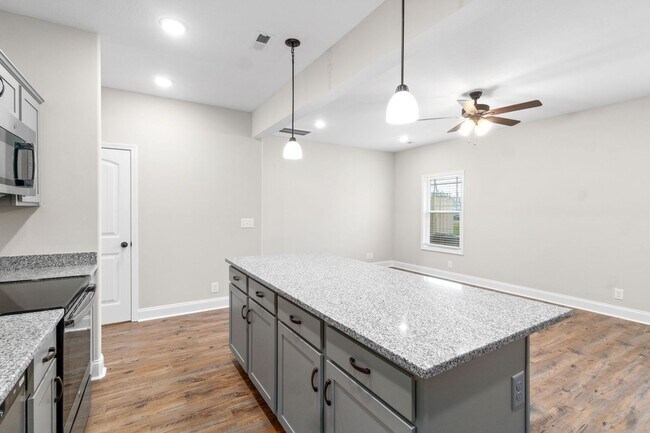 Building Photo - Pet Friendly Three Bedroom!