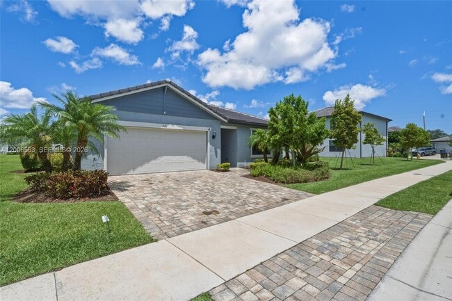 Building Photo - 3141 Poinciana St