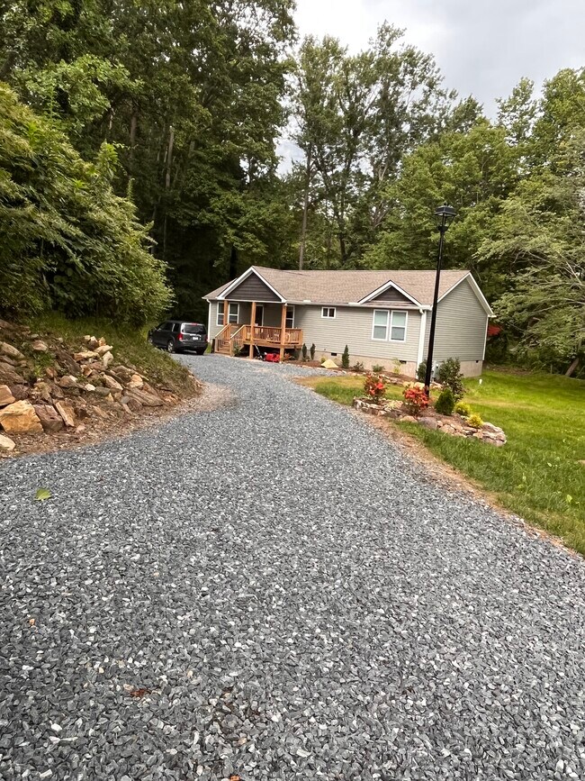 Large Backyard - 110 Owens Creek Rd