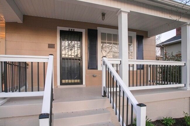 Building Photo - 909 Clarke St