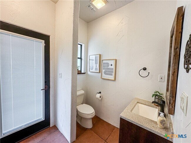 Building Photo - 2000 Village Oak