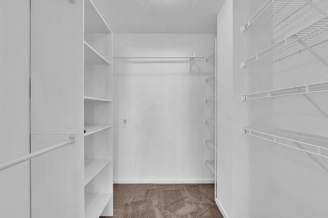 Building Photo - 2433 Southridge Rd