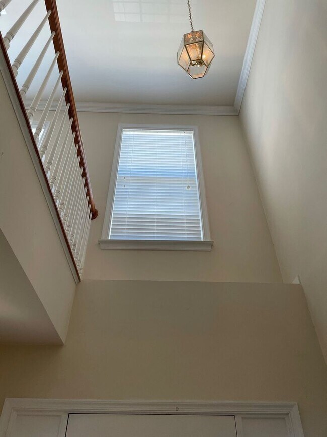 Building Photo - COZY TOWNHOUSE - Minutes to Quantico