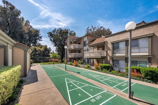 Building Photo - Light Filled Top Floor Condo in Premier 55+ Oaknoll Community