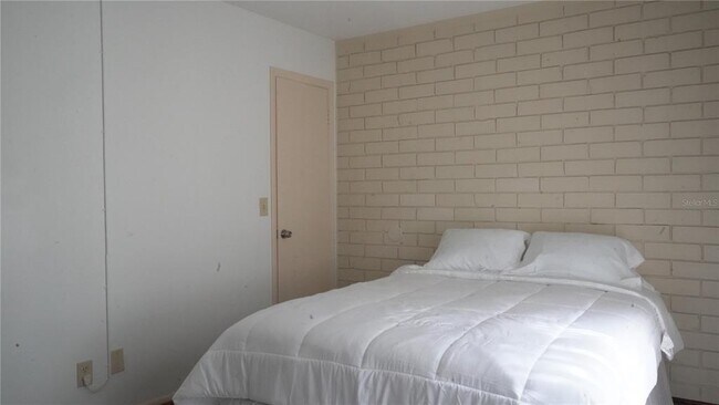 Building Photo - 1700 SW 16th Ct