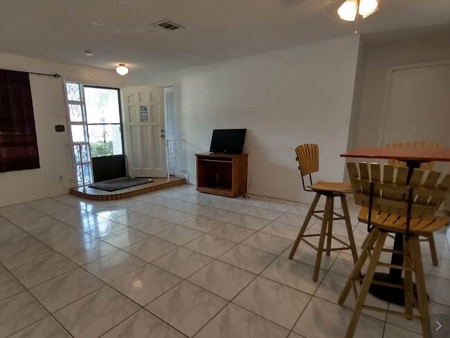 Building Photo - 137 White St