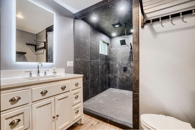 Building Photo - Beautiful Mother-in-Law Style Home in Everett, WA!