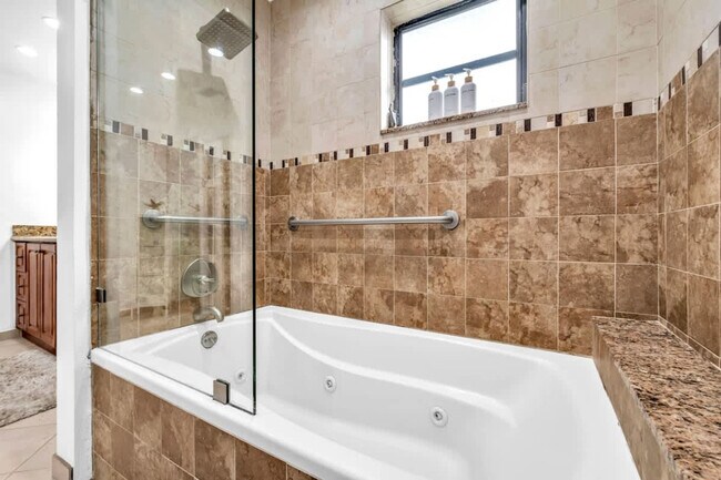 Building Photo - 1006 SE 6th St