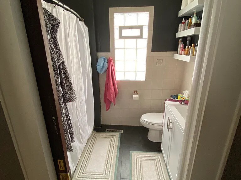 Full Bath - 1119 E Walworth St