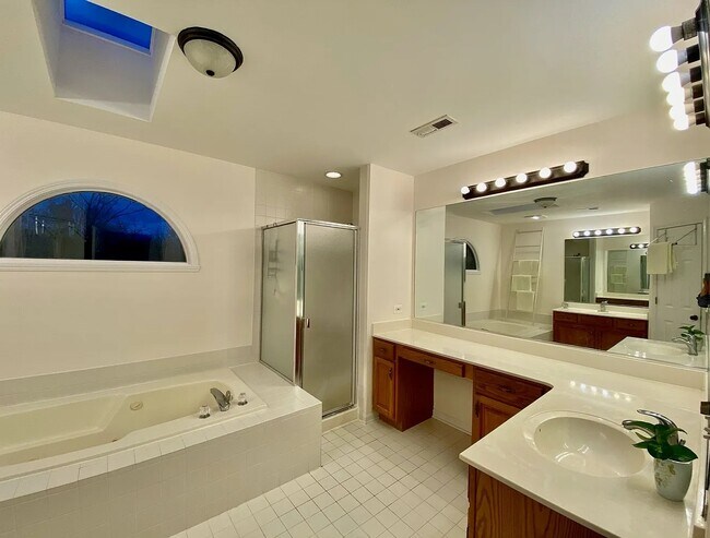 Building Photo - 3220 Indian Creek Dr