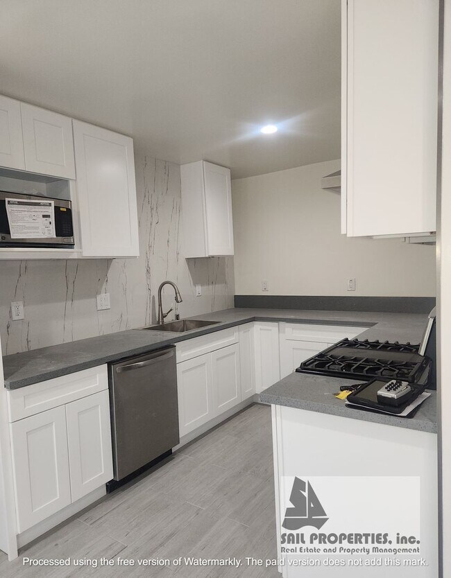 Building Photo - 916 Delaware St