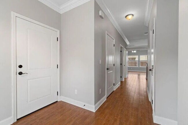 Building Photo - Conveniently located to Hurlburt and Eglin AFB.