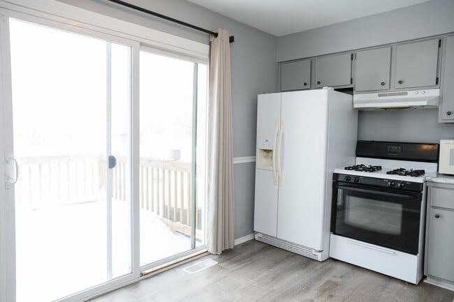 Building Photo - 2 bed 1 bath Duplex in Portage